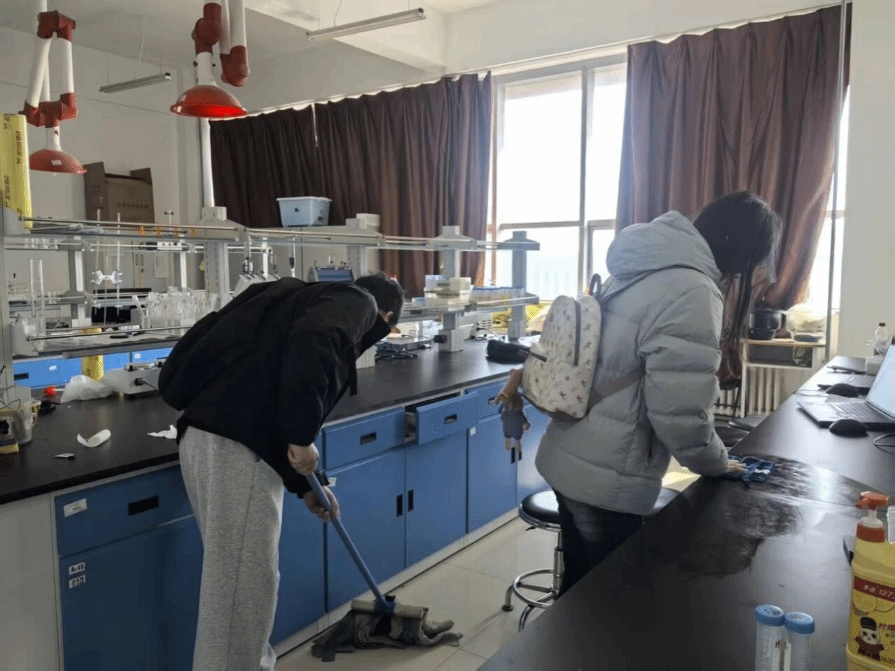 粮食工程与营养科学学院开展实验室清扫志愿服务活动