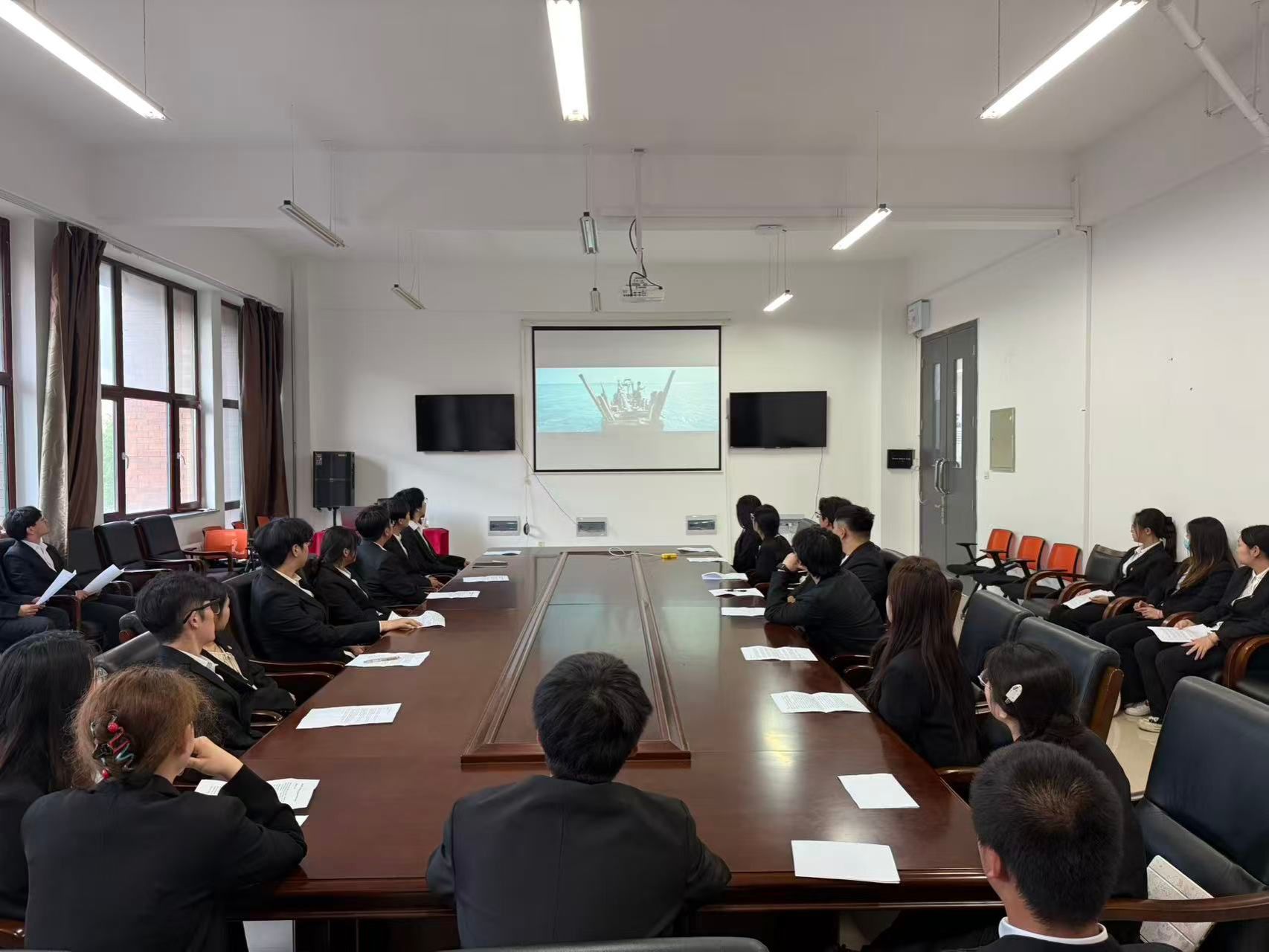 粮食工程与营养科学学院组织发展对象观看红色电影《东极岛》以及开展主题研讨活动