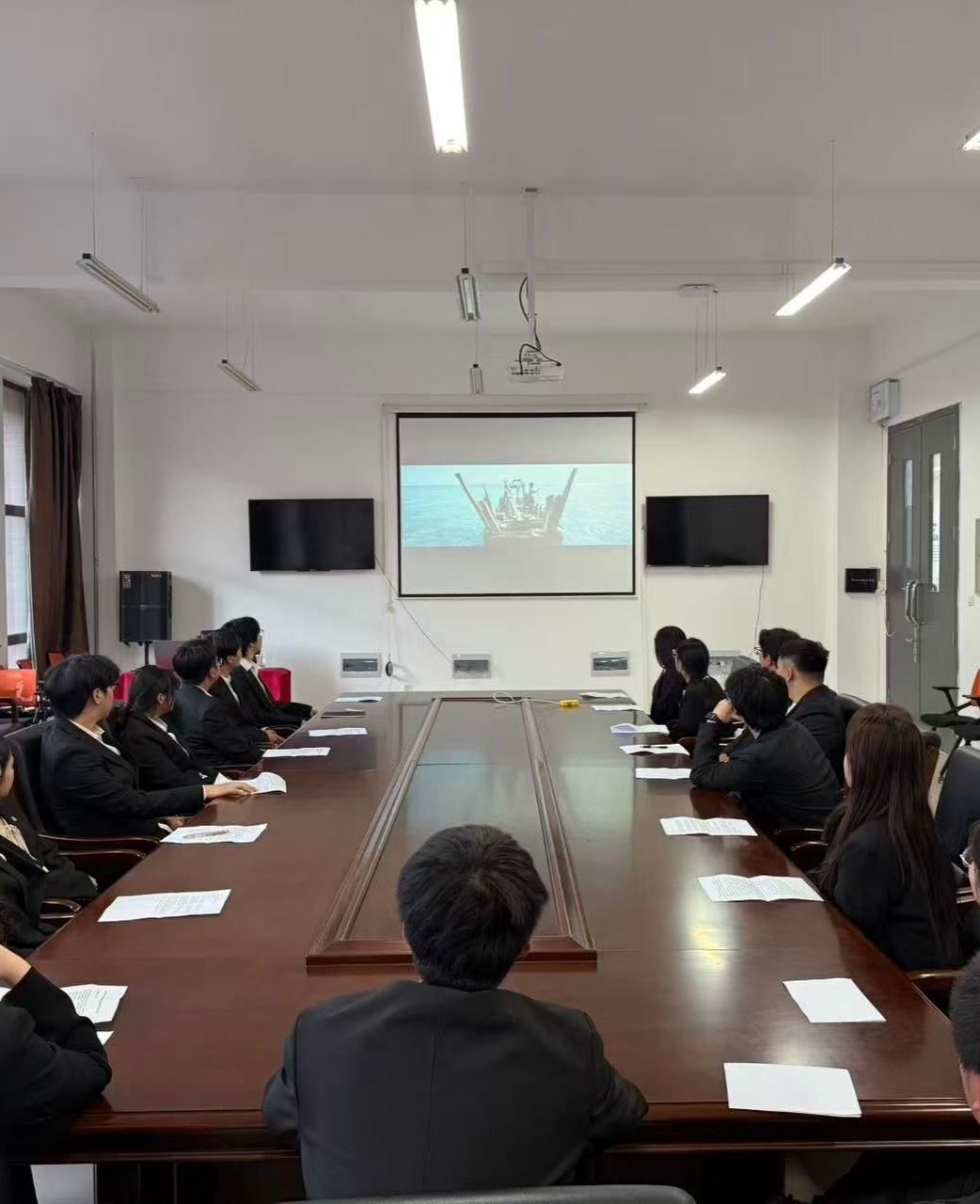 粮食工程与营养科学学院组织发展对象观看红色电影《东极岛》以及开展主题研讨活动
