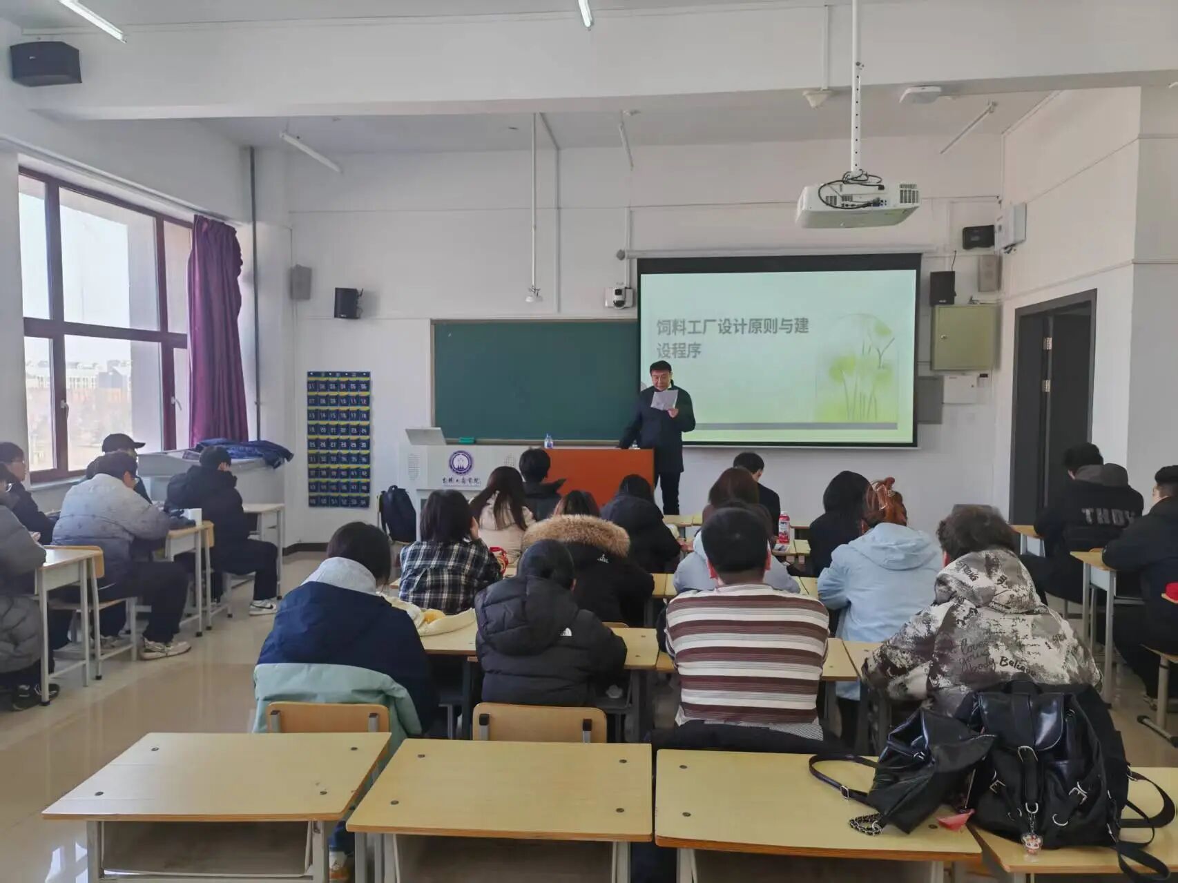 “春晖”辅导员工作站开展寝室安全专项检查并召开安全主题教育班会